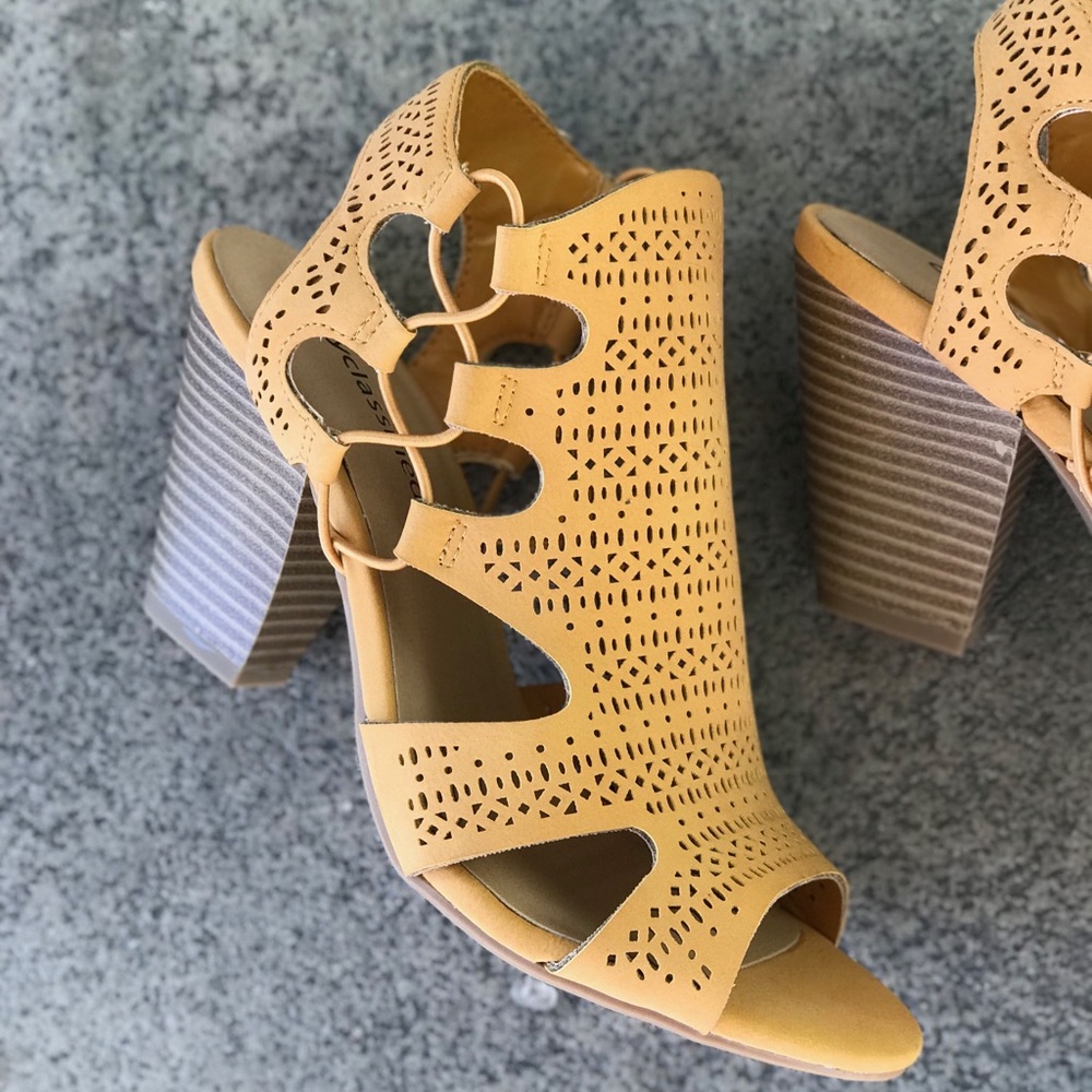 1 Left! City Classified Yellow Stacked Heel Sandal - Picture 2 of 8